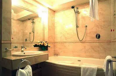 لاكشري رومز إتش 2000 3* روما